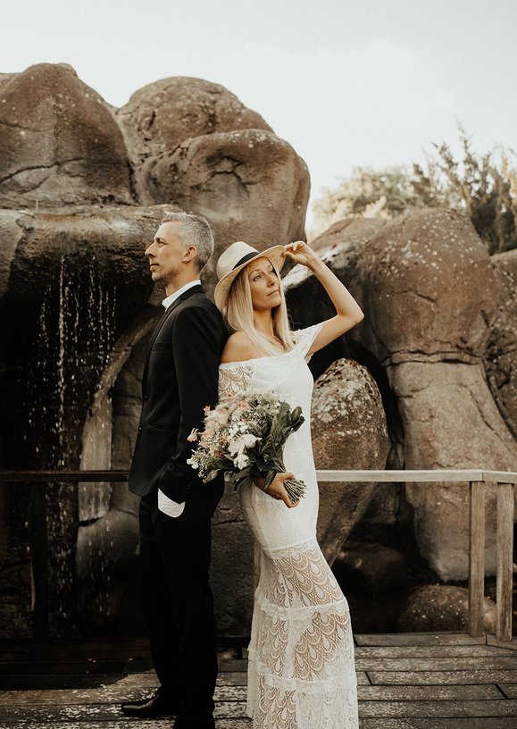 Bryllupsportræt i Nordic Park Græsted med klipper og brudebuket