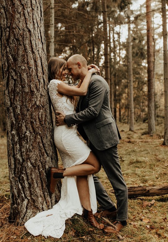 Brudepar i Skov, Bryllupsfotografering af Louise Landgren
