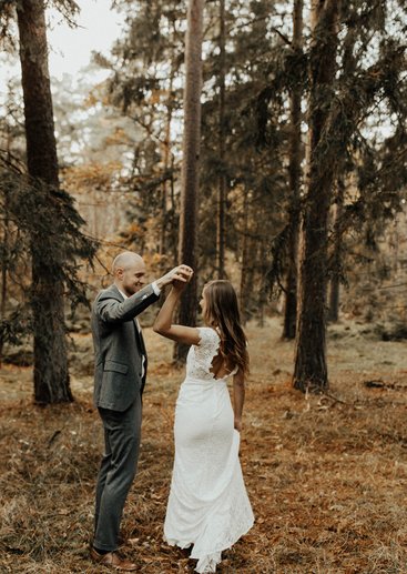 Brudepar i Skov af Louise Landgren