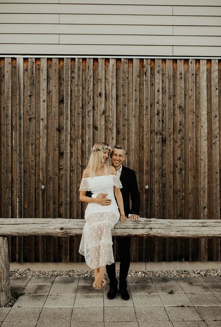 Brudepar foran lade i Nordic Park Græsted